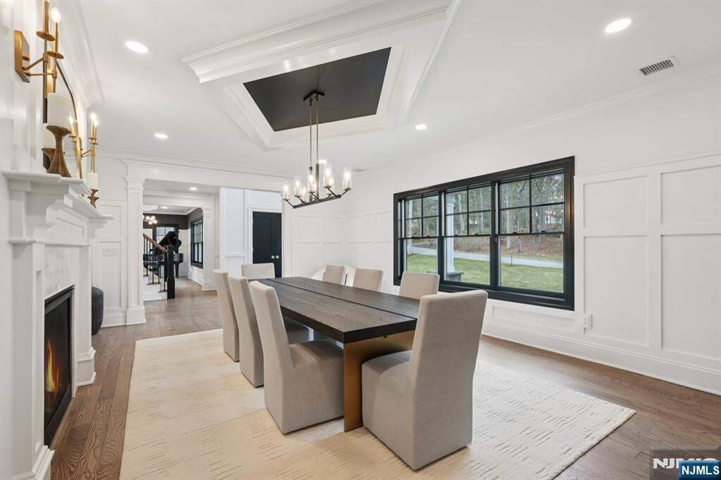 6 Bedroom Single Family Home/House's Image 12