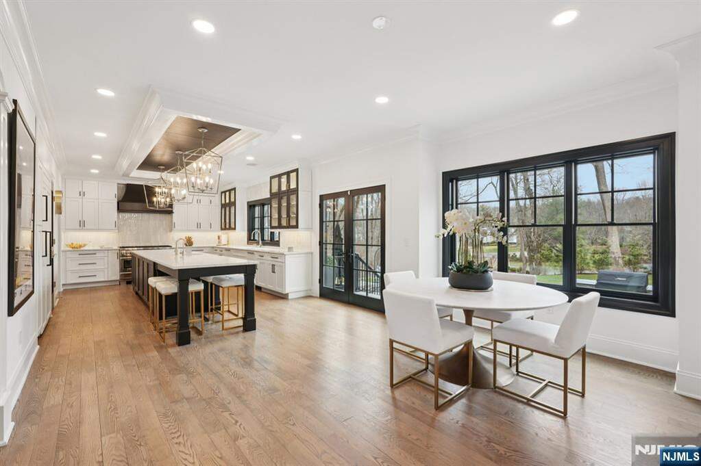 6 Bedroom Single Family Home/House's Image 13