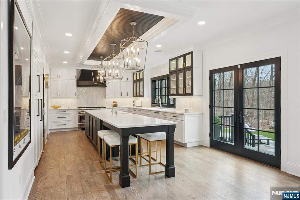 6 Bedroom Single Family Home/House's Image 14