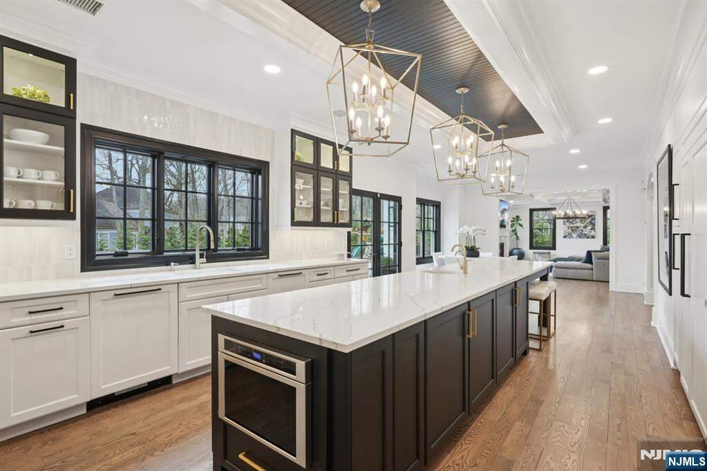 6 Bedroom Single Family Home/House's Image 15