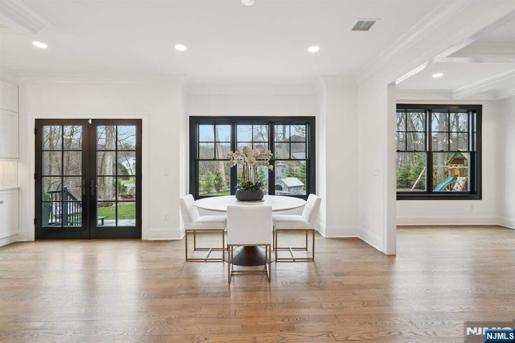 6 Bedroom Single Family Home/House's Image 17