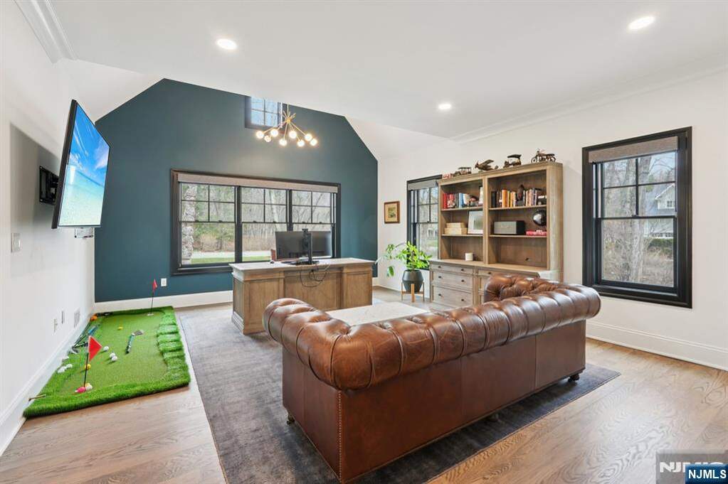 6 Bedroom Single Family Home/House's Image 18