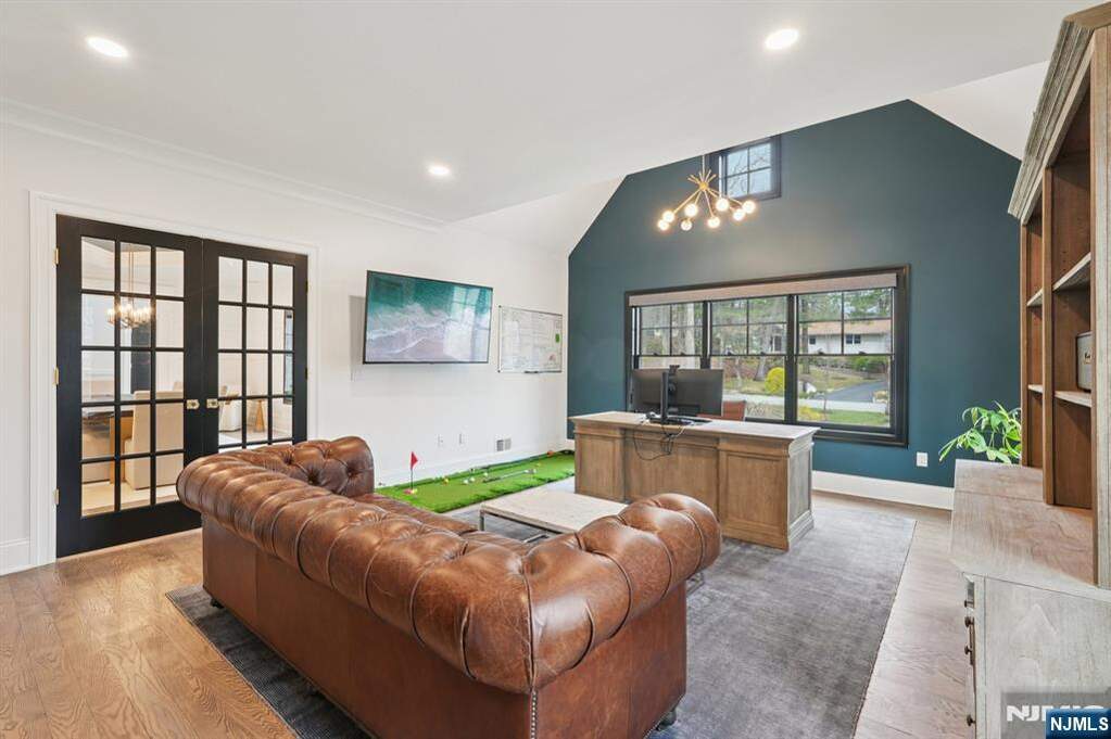 6 Bedroom Single Family Home/House's Image 19