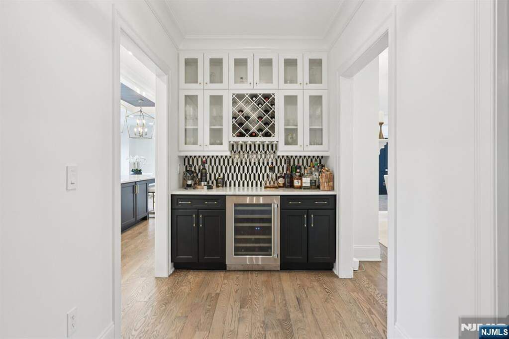 6 Bedroom Single Family Home/House's Image 20