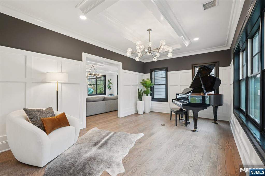 6 Bedroom Single Family Home/House's Image 21