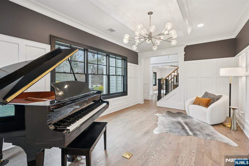 6 Bedroom Single Family Home/House's Image 22