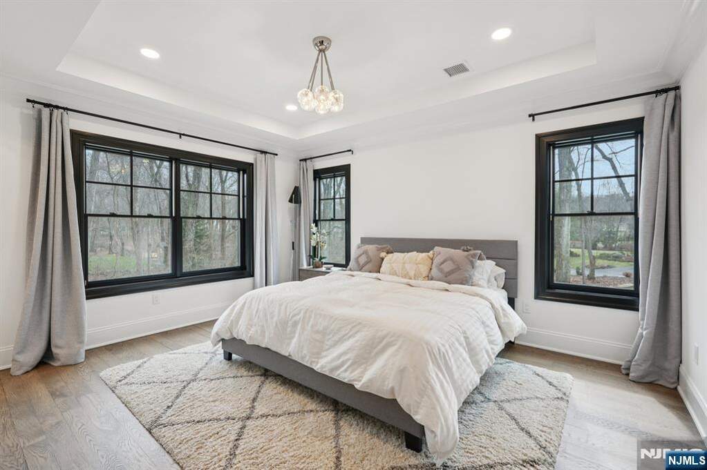 6 Bedroom Single Family Home/House's Image 24