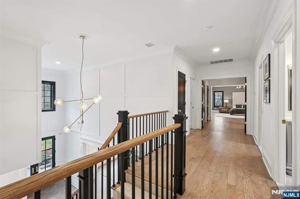 6 Bedroom Single Family Home/House's Image 25