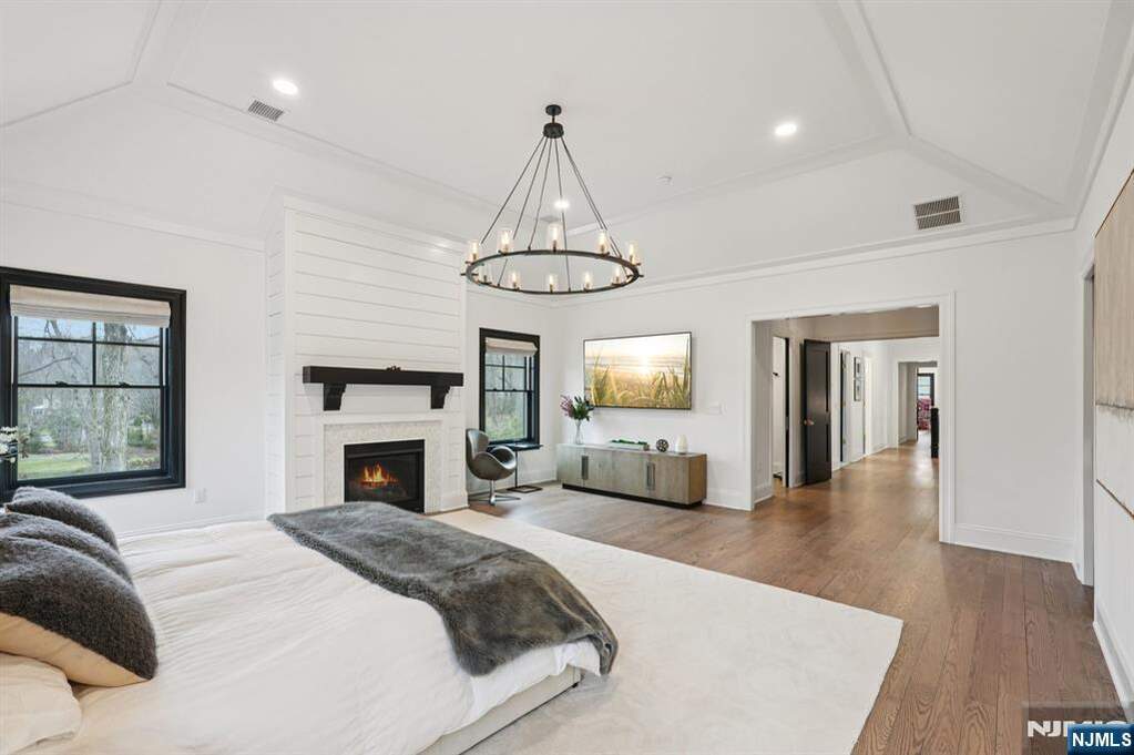 6 Bedroom Single Family Home/House's Image 27