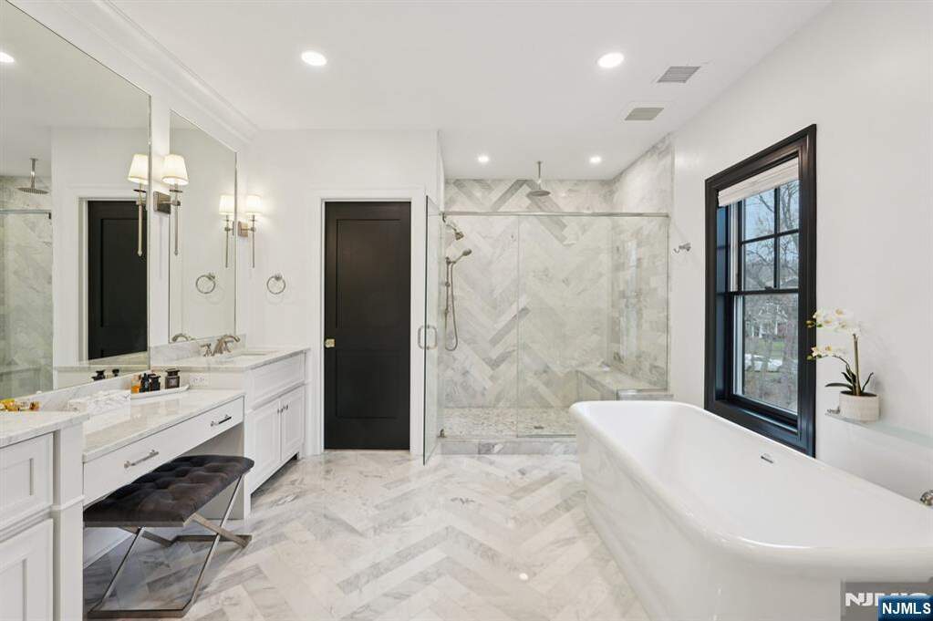 6 Bedroom Single Family Home/House's Image 29