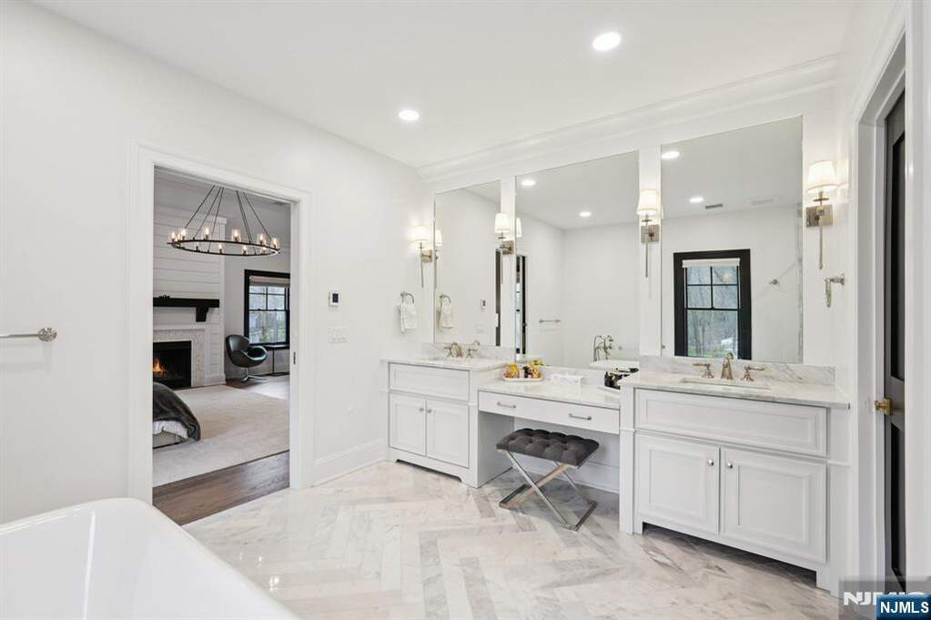 6 Bedroom Single Family Home/House's Image 30