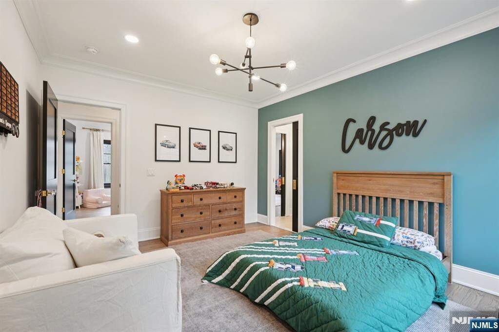 6 Bedroom Single Family Home/House's Image 31