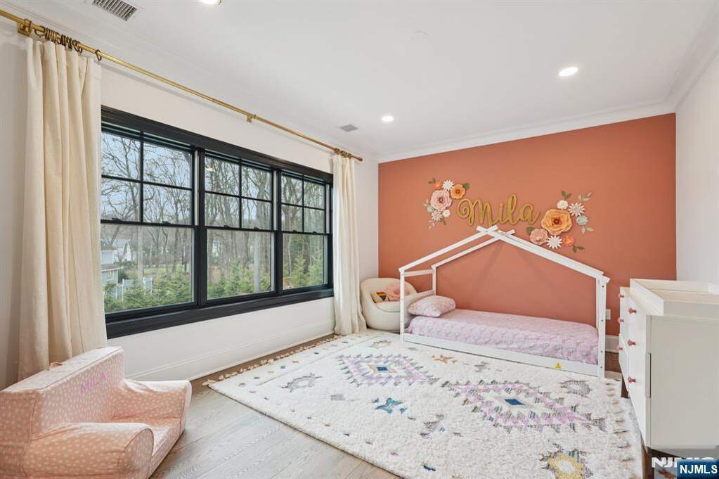 6 Bedroom Single Family Home/House's Image 33