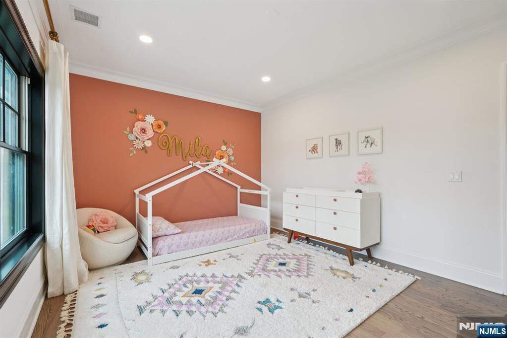 6 Bedroom Single Family Home/House's Image 34