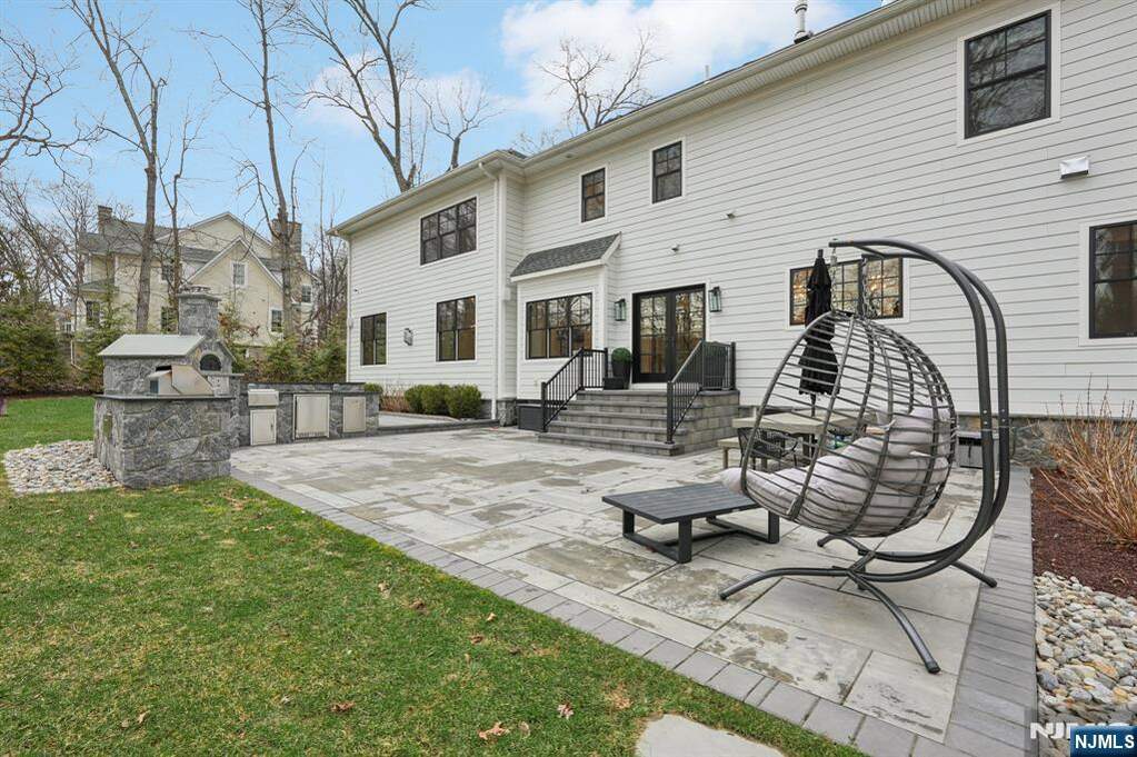 6 Bedroom Single Family Home/House's Image 39