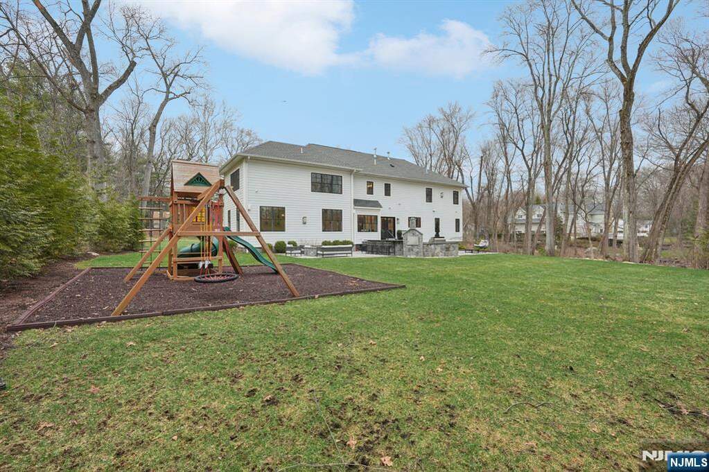 6 Bedroom Single Family Home/House's Image 40
