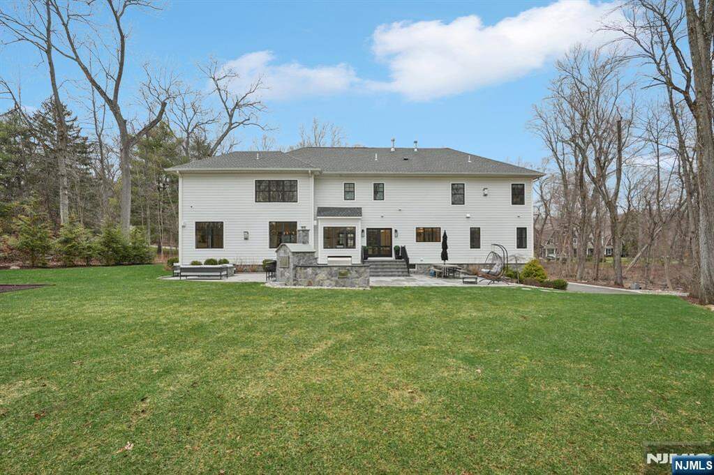 6 Bedroom Single Family Home/House's Image 44