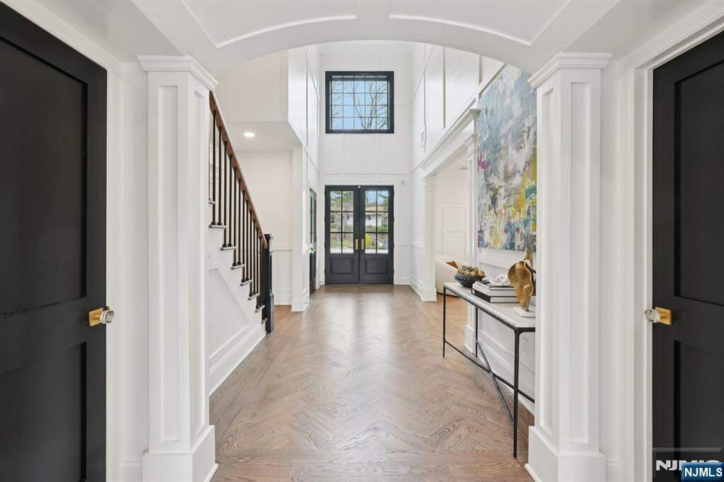 6 Bedroom Single Family Home/House's Image 4