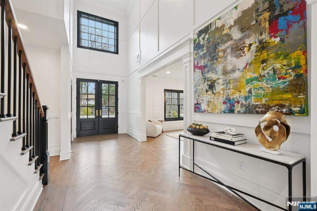 6 Bedroom Single Family Home/House's Image 5