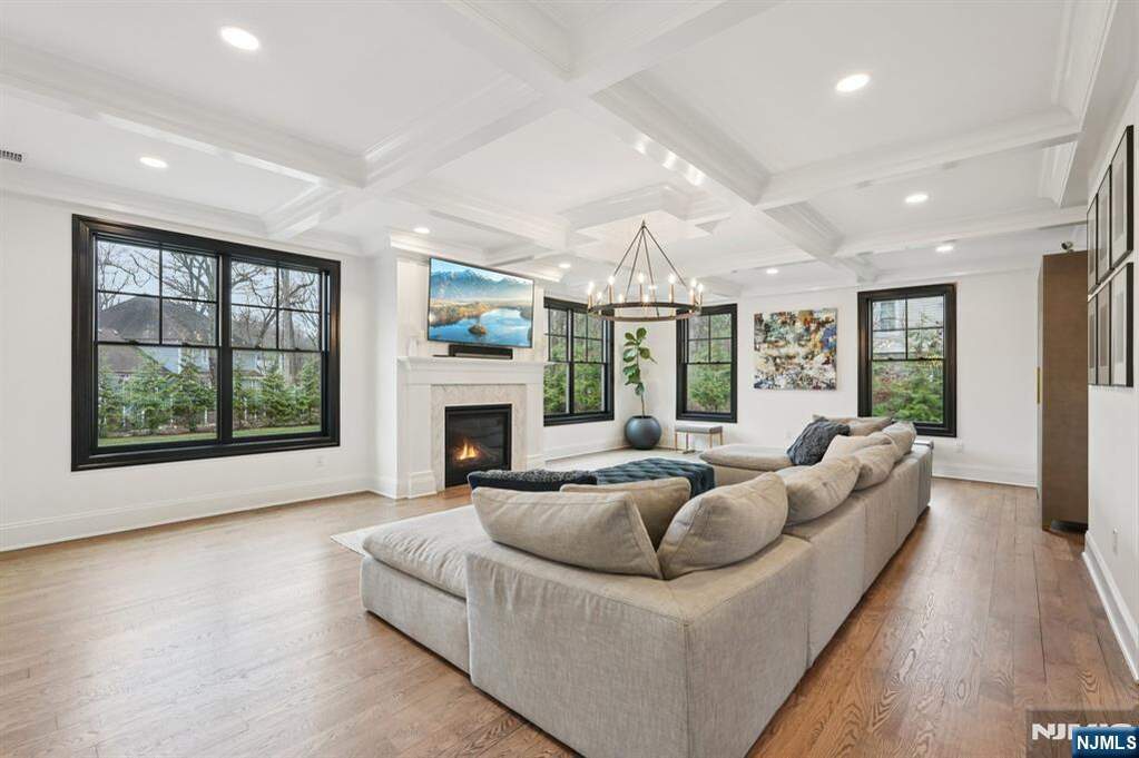 6 Bedroom Single Family Home/House's Image 6