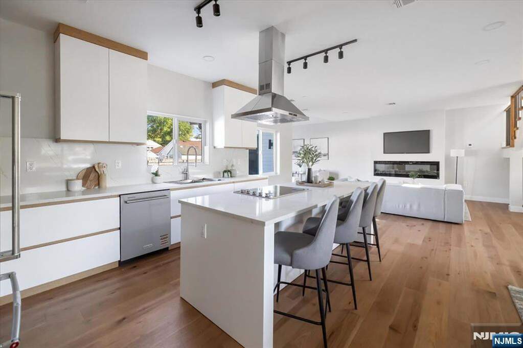 5 Bedroom Single Family Home/House's Image 10
