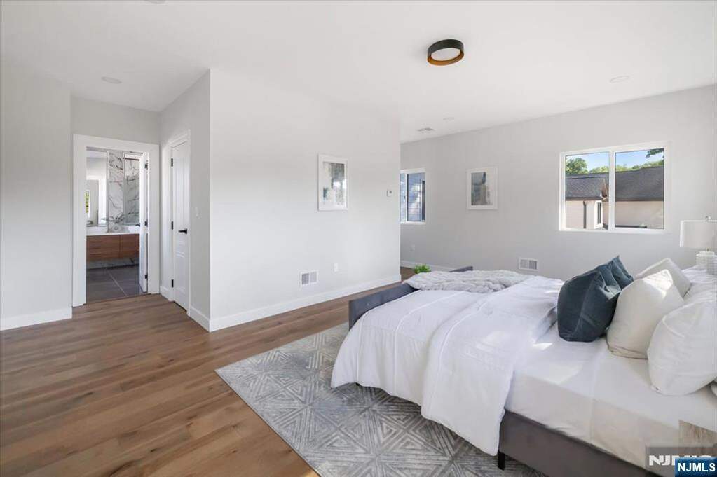 5 Bedroom Single Family Home/House's Image 23