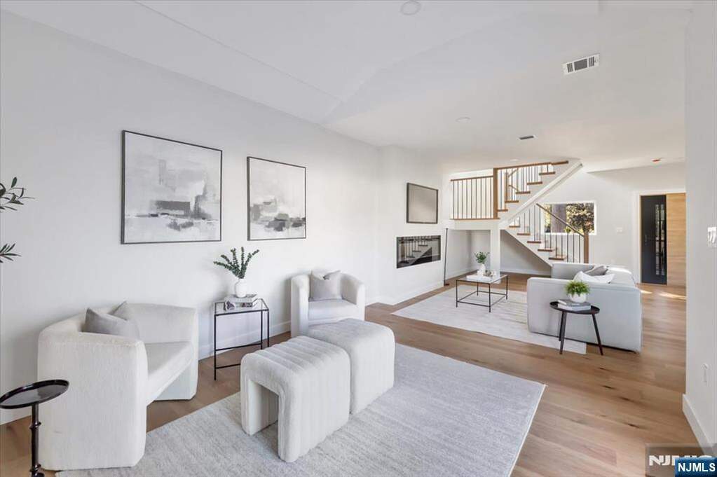 5 Bedroom Single Family Home/House's Image 3