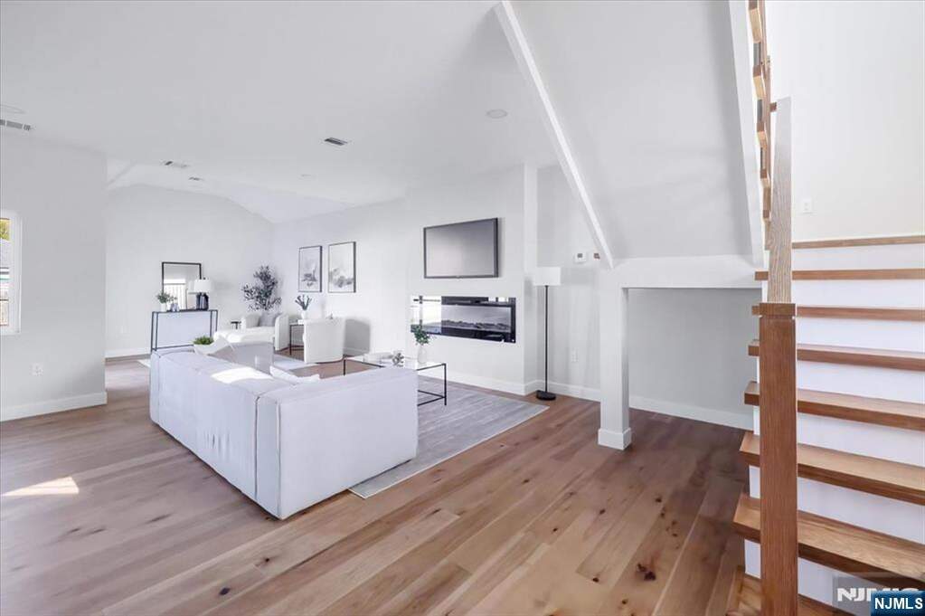 5 Bedroom Single Family Home/House's Image 4