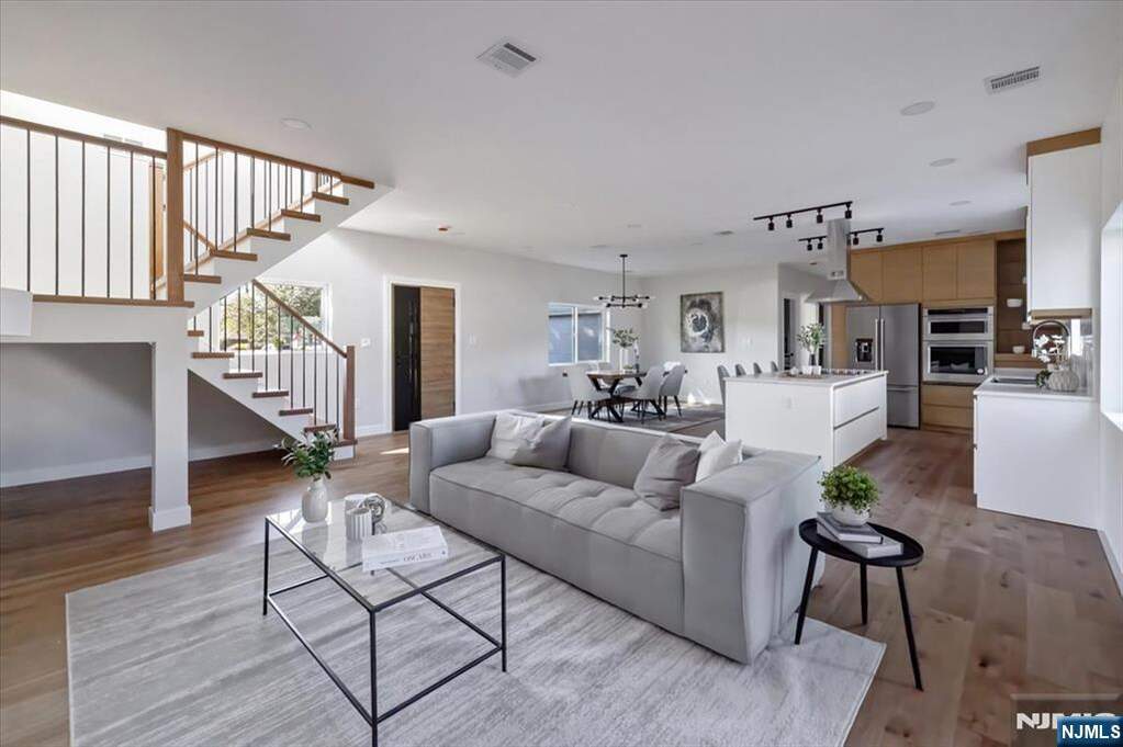 5 Bedroom Single Family Home/House's Image 5