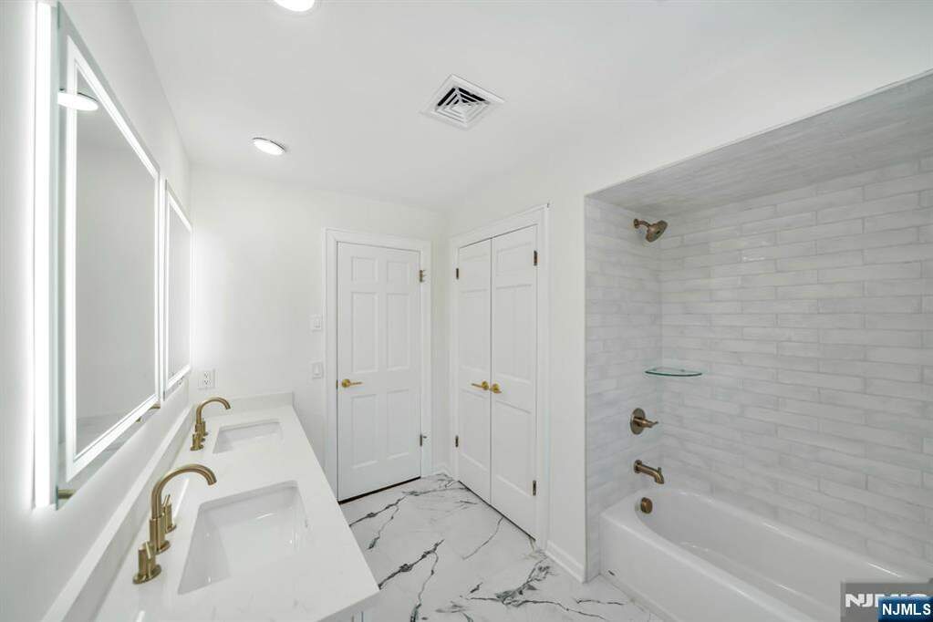 4 Bedroom Single Family Home/House's Image 33