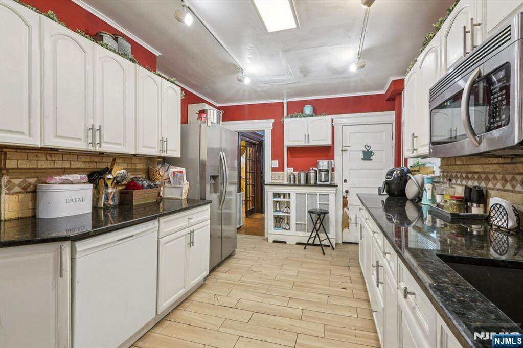 4 Bedroom Single Family Home/House's Image 7
