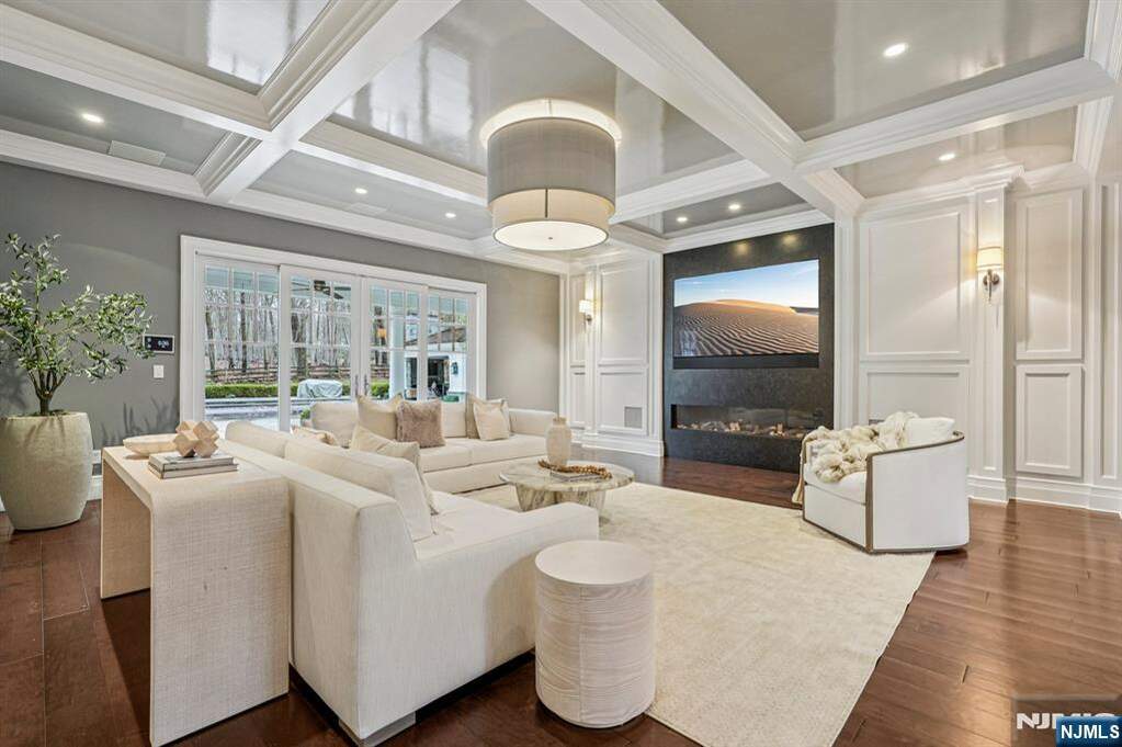 6 Bedroom Single Family Home/House's Image 7