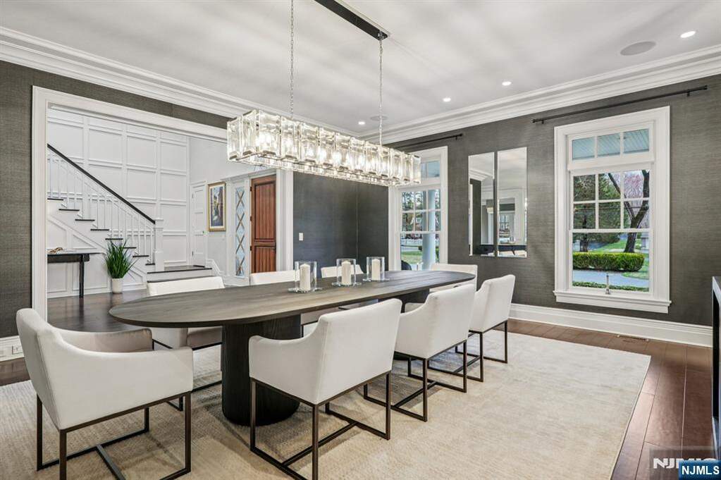 6 Bedroom Single Family Home/House's Image 9
