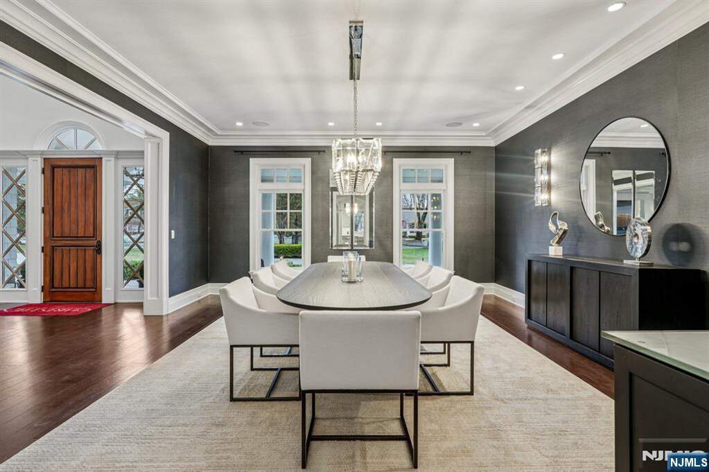 6 Bedroom Single Family Home/House's Image 10