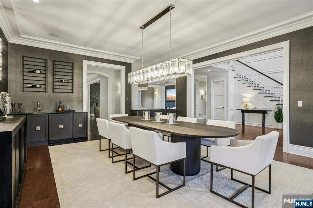 6 Bedroom Single Family Home/House's Image 11