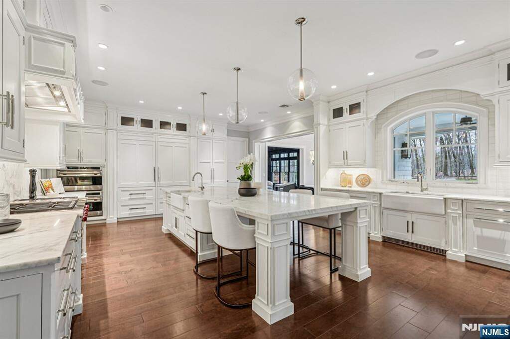 6 Bedroom Single Family Home/House's Image 12