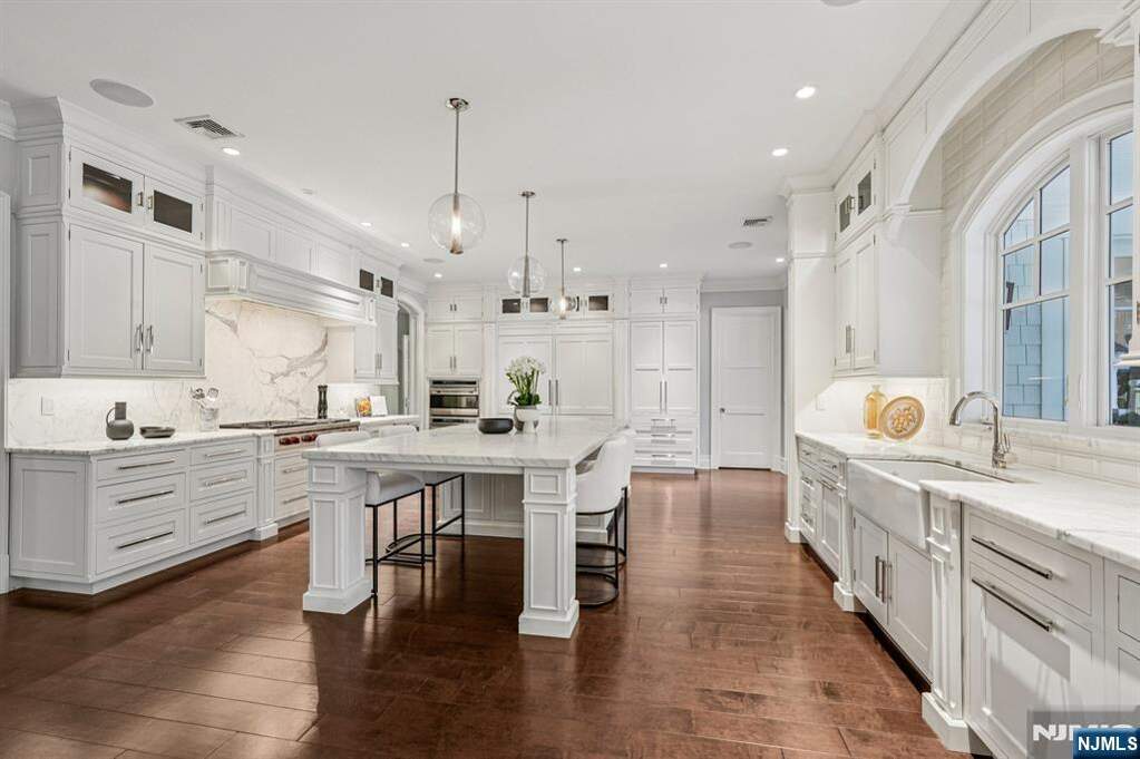 6 Bedroom Single Family Home/House's Image 13