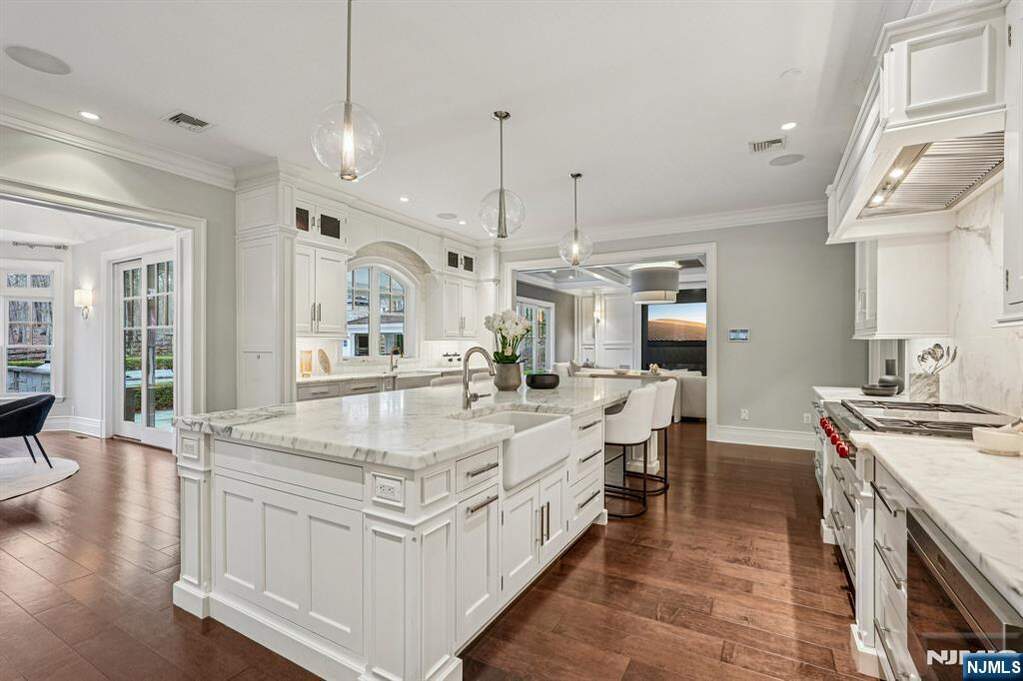 6 Bedroom Single Family Home/House's Image 14
