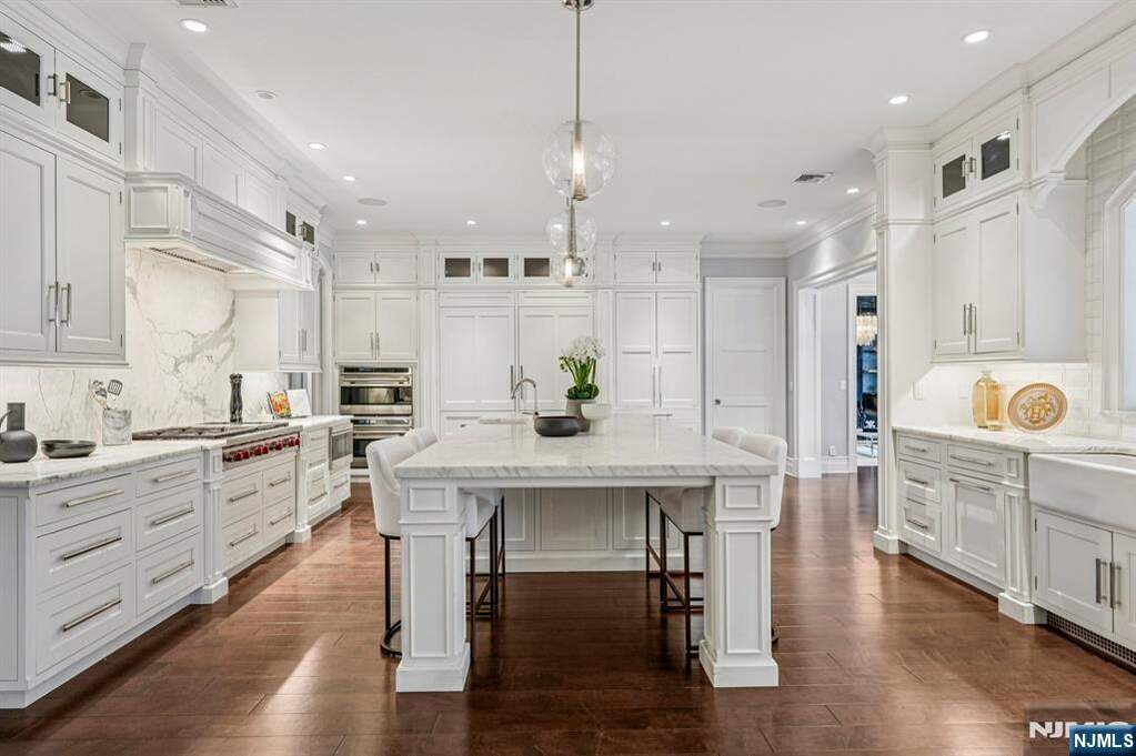 6 Bedroom Single Family Home/House's Image 15