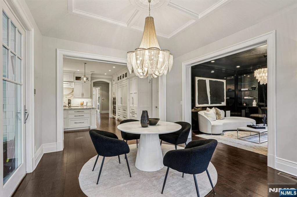 6 Bedroom Single Family Home/House's Image 16