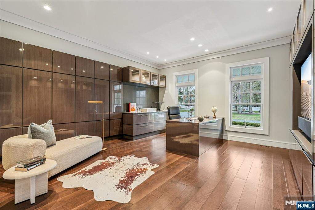 6 Bedroom Single Family Home/House's Image 21