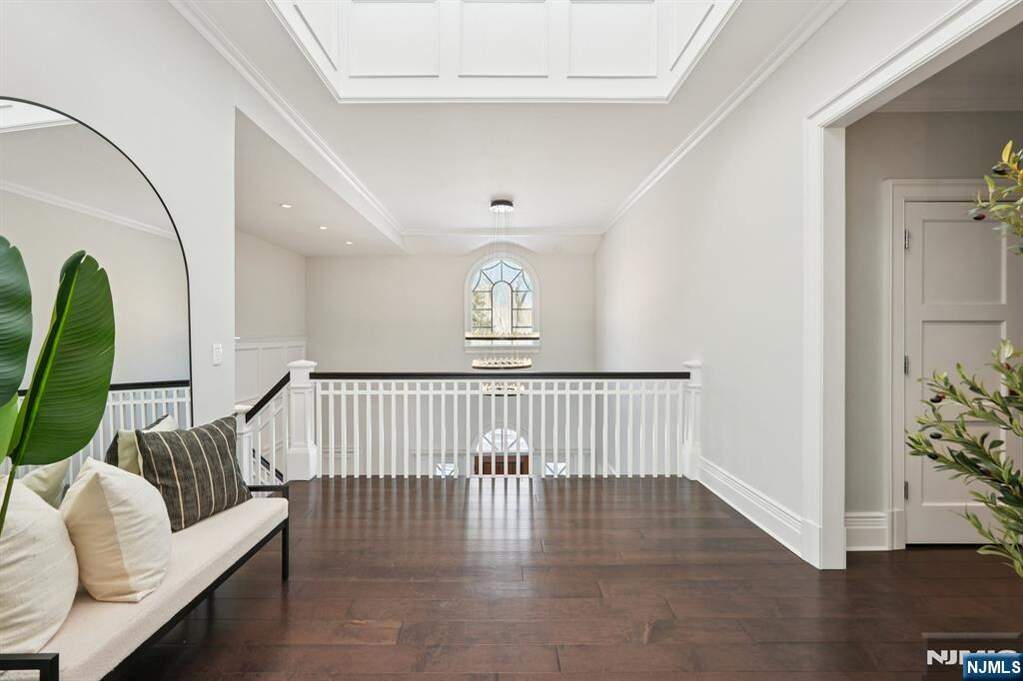 6 Bedroom Single Family Home/House's Image 23