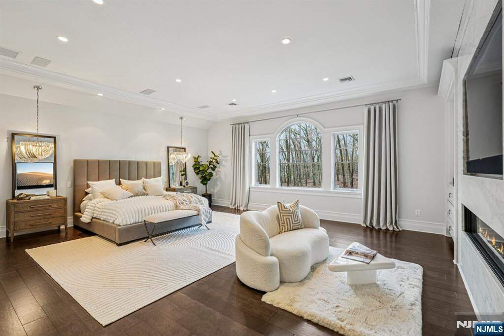 6 Bedroom Single Family Home/House's Image 25