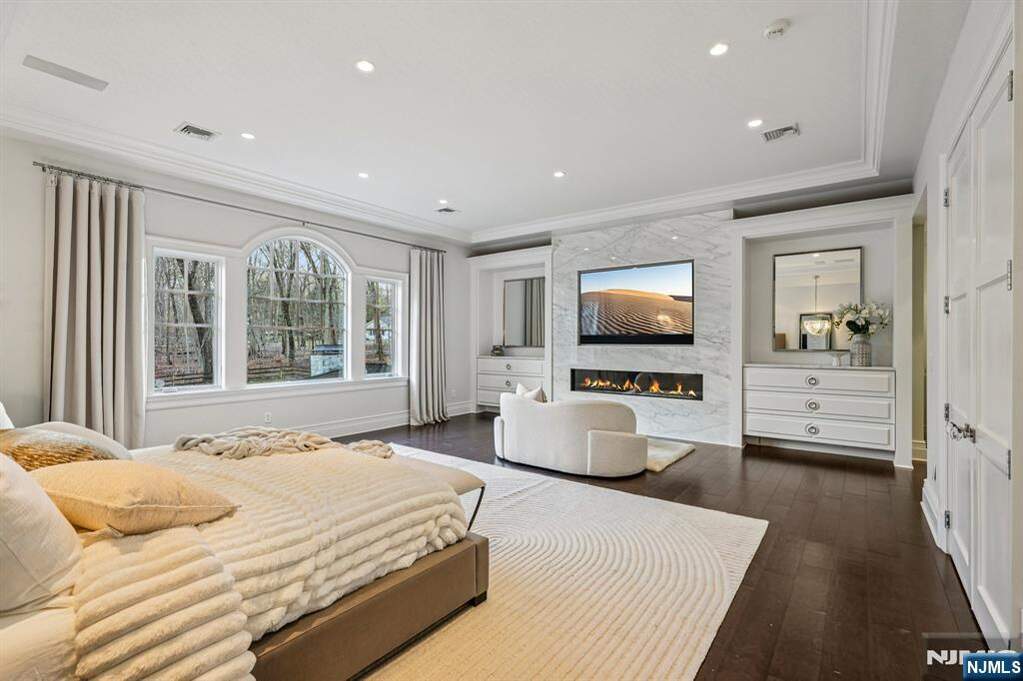 6 Bedroom Single Family Home/House's Image 26