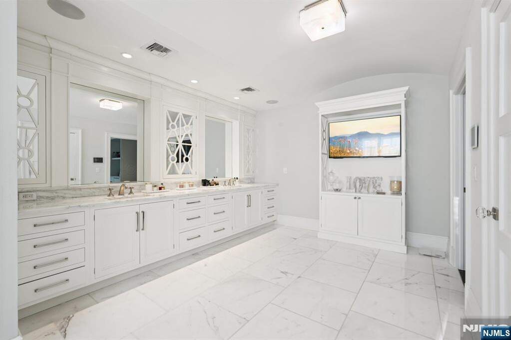 6 Bedroom Single Family Home/House's Image 29