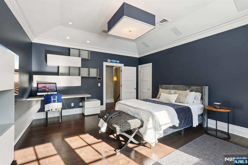 6 Bedroom Single Family Home/House's Image 31