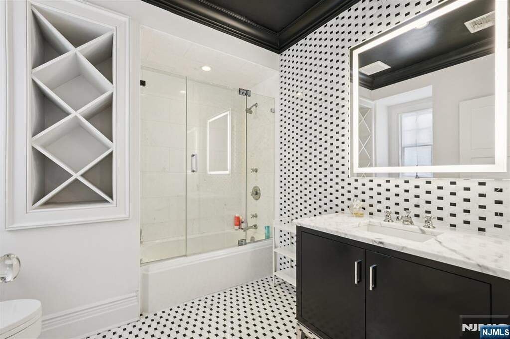 6 Bedroom Single Family Home/House's Image 32