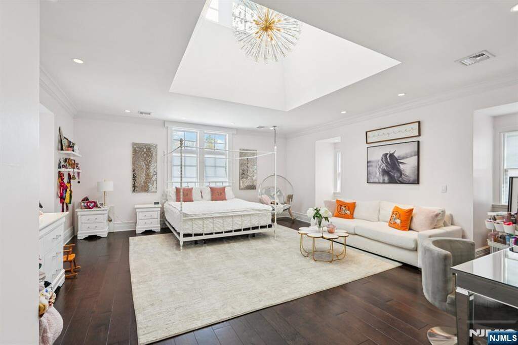 6 Bedroom Single Family Home/House's Image 33