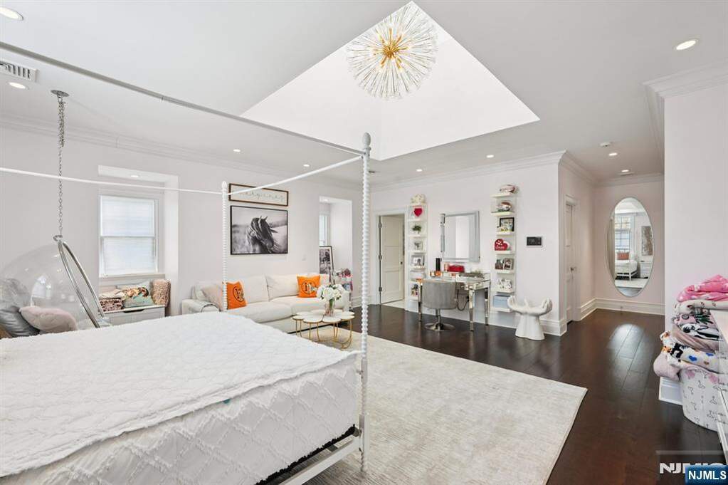 6 Bedroom Single Family Home/House's Image 34