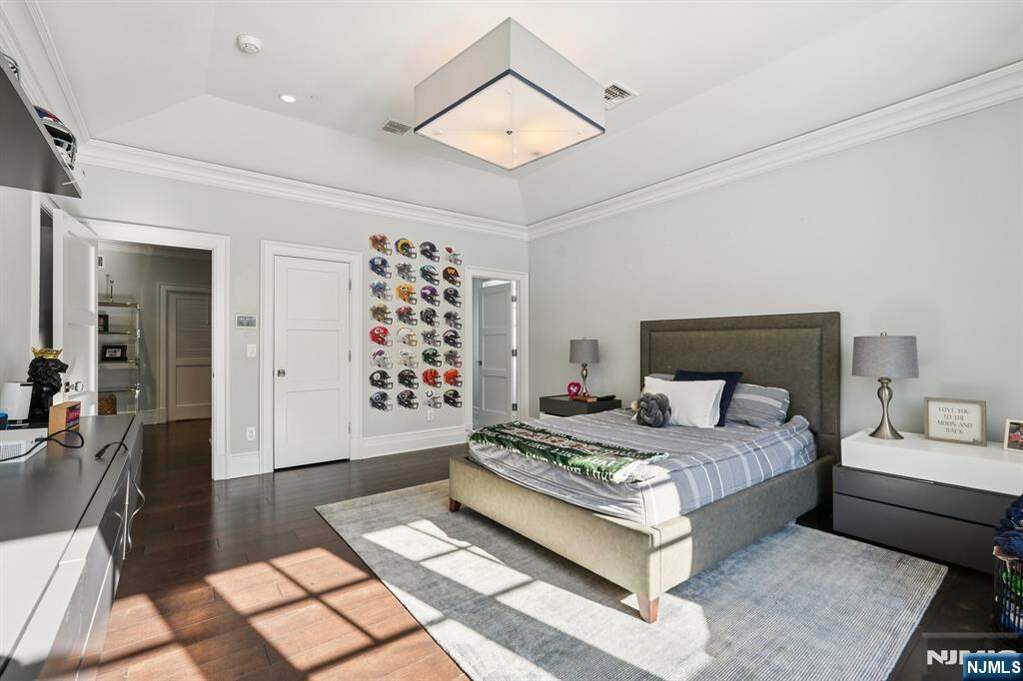 6 Bedroom Single Family Home/House's Image 35